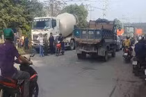 Xe bồn cán chết bé 6 tuổi, mẹ ôm xác con gào khóc