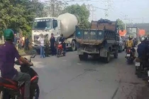 Xe bồn cán chết bé 6 tuổi, mẹ ôm xác con gào khóc