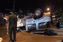 Ô tô “điên” đâm đôi nam nữ thương vong rồi lật ngửa trên vỉa hè