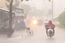 TP HCM bất ngờ đổ mưa tầm tã gần ngày Giáng Sinh