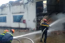 Bình Dương: Cháy công ty gỗ Lợi Oai, công nhân tháo chạy tán loạn