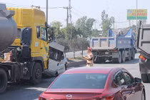 Xe du lịch 16 chỗ nát bét sau tai nạn liên hoàn trên QL51