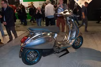 "Soi" trước xe tay ga chạy điện Piaggio Vespa Elettrica