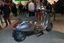 "Soi" trước xe tay ga chạy điện Piaggio Vespa Elettrica