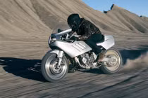 “Đồng nát” Suzuki GSX-R750 biến hình xe đua siêu chất