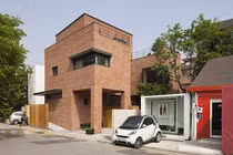 Căn nhà gạch bên ngoài mộc mạc, trong hiện đại bất ngờ