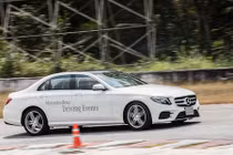 “Xào, chẻ” xế sang Mercedes như tay đua tại Hà Nội