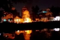 Một người đàn ông bị cháy như đuốc bên sông An Cựu