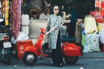 Piaggio Vespa Mini 50 “cực kool” bên thiếu nữ Sài Gòn