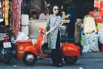 Piaggio Vespa Mini 50 “cực kool” bên thiếu nữ Sài Gòn