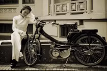 Nữ sinh Hà Nội thướt tha bên xe máy cổ Mobylette AV44 