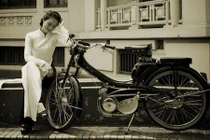 Nữ sinh Hà Nội thướt tha bên xe máy cổ Mobylette AV44 