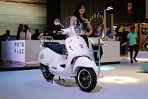Vespa GTS300 giá hơn 200 triệu "đấu" Honda SH300i tại VN 