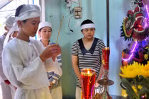  Vụ tự tử bằng dây thun quần: “Con tôi chết quá bất thường“