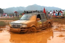 Hàng trăm “dân chơi” đội mưa, lội bùn phá xe tại Hà Nội