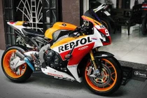 Siêu môtô Honda CBR1000RR SP độ “full đồ chơi” tại Sài Gòn