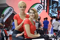 “Bỏng mắt” ngắm người đẹp tại triển lãm xe máy Việt Nam 