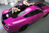 Chân dài Châu Á "đè chết" cơ bắp Mỹ - Ford Mustang 