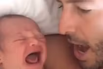 Sốt mạng cách ông bố dỗ con nín “có một không hai“