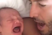 Sốt mạng cách ông bố dỗ con nín “có một không hai“