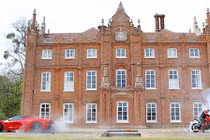 KTM SuperDuke 1290R “thi kéo co” cùng Ferrari LaFerrari