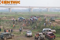 Hàng chục xe bán tải “nghịch đất, phá xe” tại Hà Nội