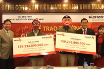 Đeo mặt nạ nhận gần 160 tỷ tiền trúng thưởng xổ số Vietlott