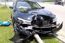 BMW 730Li hơn 4 tỷ “nát đầu” khi khách Việt lái thử 