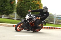 Cầm lái “xế nổ” KTM Duke 390 giá 155 triệu tại VN