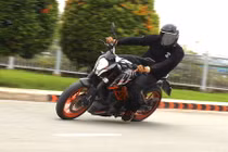 Cầm lái “xế nổ” KTM Duke 390 giá 155 triệu tại VN