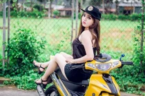 Chân dài Việt bên "xế nổ" Yamaha 125ZR hơn 200 triệu