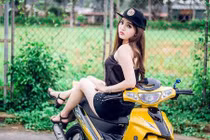 Chân dài Việt bên "xế nổ" Yamaha 125ZR hơn 200 triệu