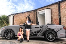 Chân dài Việt “đốt cháy” Ford Mustang mui trần hàng độc