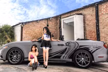 Chân dài Việt “đốt cháy” Ford Mustang mui trần hàng độc