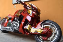 Soi “siêu môtô rồng” Travertson V-Rex 1,5 tỷ tại Hà Nội