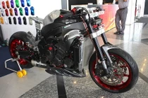 Dân chơi Tây độ siêu môtô Yamaha R1 "khủng" ở ta