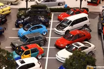 Hàng trăm ôtô độ “khủng” họp mặt trên... bàn