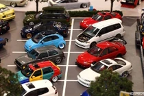 Hàng trăm ôtô độ “khủng” họp mặt trên... bàn