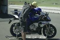 Valentino Rossi “đấu” robot Yamaha Motobot trên đường đua 