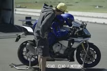 Valentino Rossi “đấu” robot Yamaha Motobot trên đường đua 