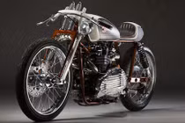 Triumph Bonneville “biến hình” xe đua board tracker 