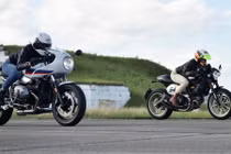 Phái đẹp gợi cảm và cá tính ra sao khi đua môtô PKL?