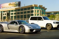 Nissan Patrol cho siêu xe Porsche 910 Spyder “ngửi khói“