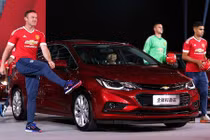 Wayne Rooney “show hàng” Chevrolet Cruze 2017 giá 367 triệu