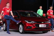 Wayne Rooney “show hàng” Chevrolet Cruze 2017 giá 367 triệu