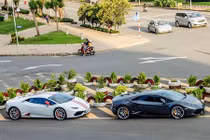 Bộ đôi siêu xe Lamborghini Huracan 13 tỷ trên phố Sài Gòn