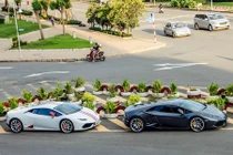 Bộ đôi siêu xe Lamborghini Huracan 13 tỷ trên phố Sài Gòn