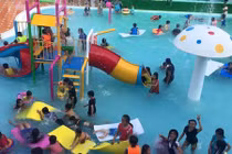 Cậu bé 9 tuổi chết đuối trong hồ bơi đông người