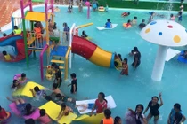 Cậu bé 9 tuổi chết đuối trong hồ bơi đông người