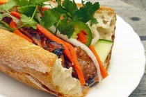  Thưởng thức bánh mì thịt nướng ngon nhất thế giới tại Sài Gòn